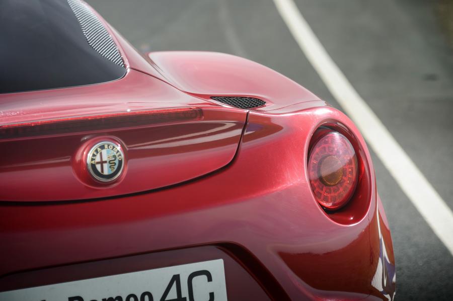 Детали экстерьера Alfa Romeo 4C (960) 2013 года  (WW) (фото 24 из 77)